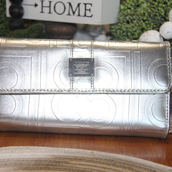 NEW LIz Claiborne Leather wallet with all the bells and whistles Pretty Silver - Picture 1 of 9